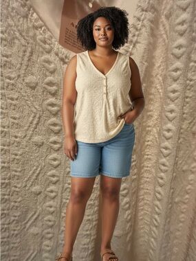 NWT: BloomChic size 26 Cream Textured sleeveless top